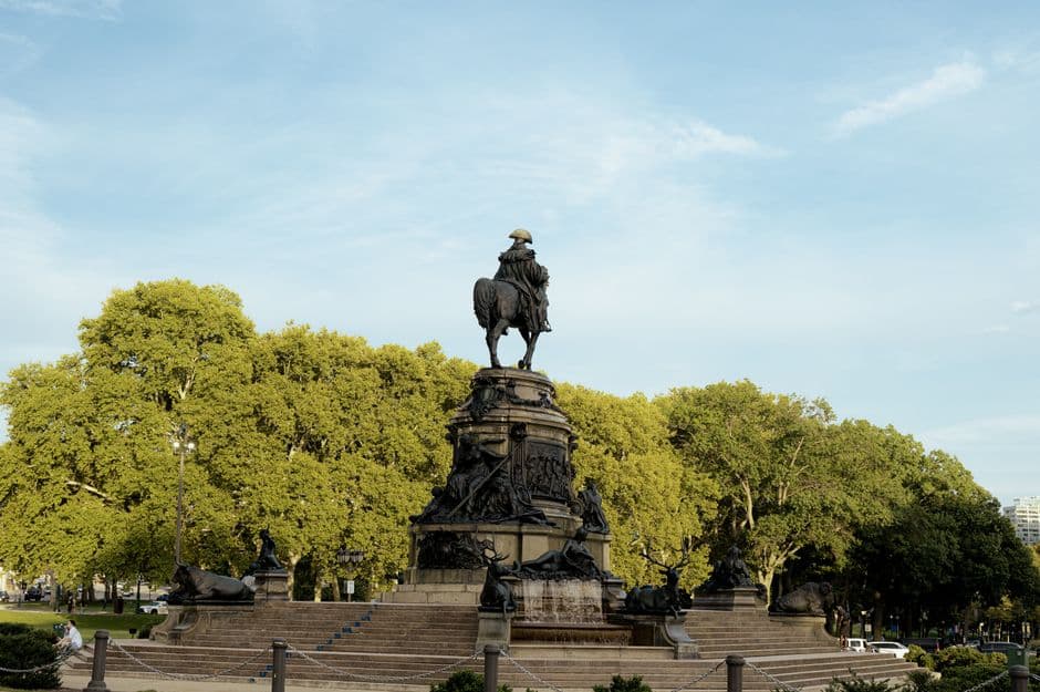 Estatua ecuestre en un parque rodeado de árboles, en el chat de General Güemes