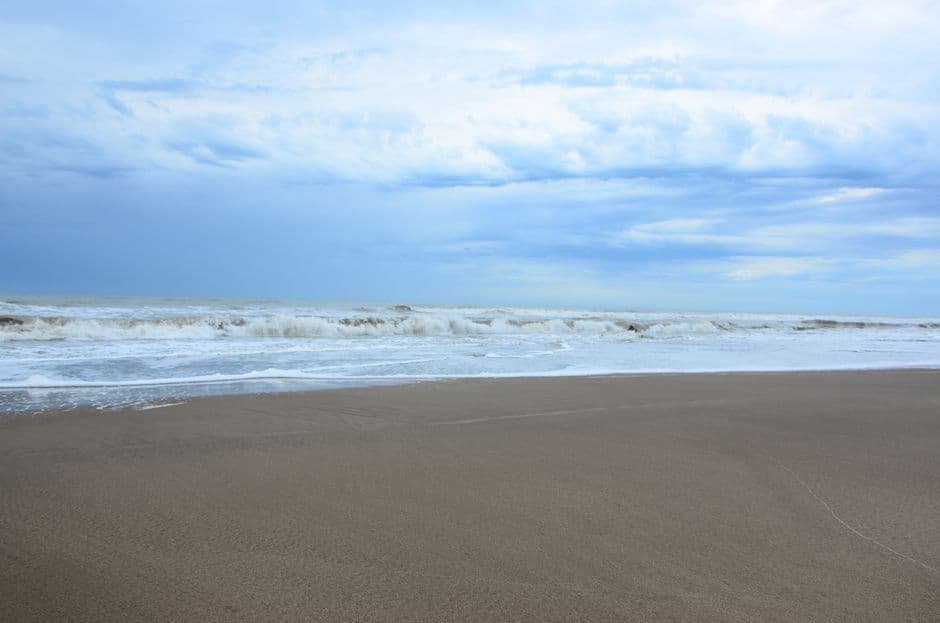 Nube blanca sobre la orilla del mar, arena y olas ligeras, en el chat de Pinamar