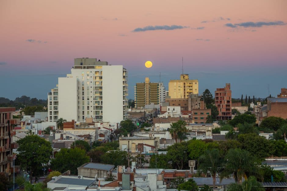 Luna llena sobre Bell Ville al atardecer, en el chat de Bell Ville