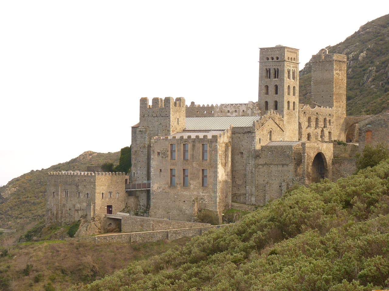 Ruinas de un monasterio y un castillo antiguo, en el chat de Sant Cebrià de Vallalta