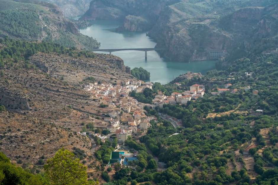 Vista del embalse de Cortes de Pallas y su pueblo, en chat de L'Espluga de Francolí