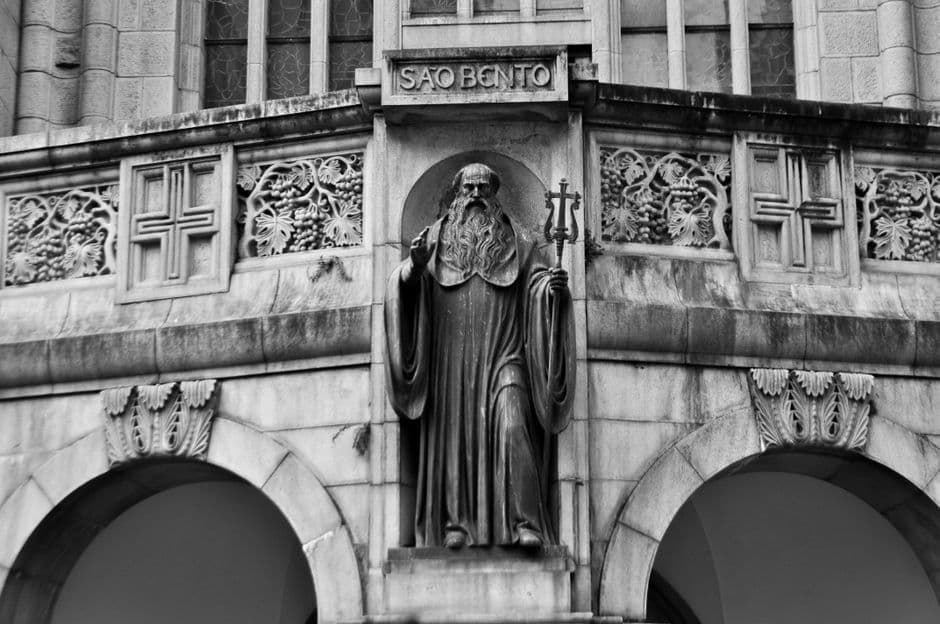 Estatua de concreto en gris, en la sala de chat de Fray Bentos