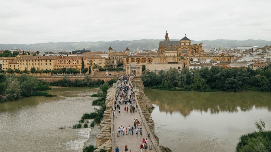 Puente romano abarrotado sobre el río Guadalquivir en Córdoba, en el chat de Montemayor