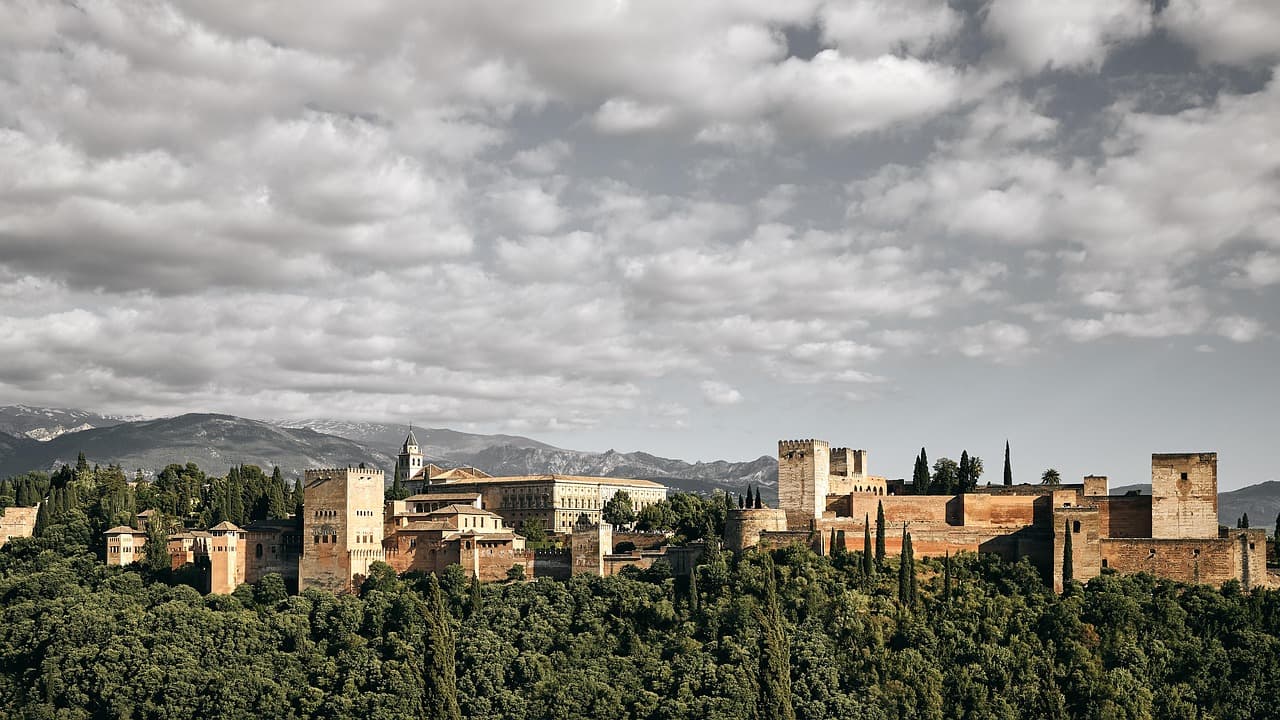 Vista panorámica de la Alhambra de Granada bajo cielo claro, en el chat de Cijuela