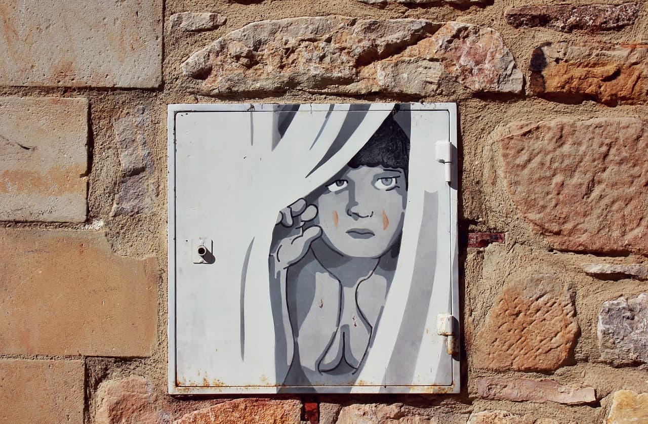 Mural de grafitis en pared urbana, en el chat de Campoo de Enmedio