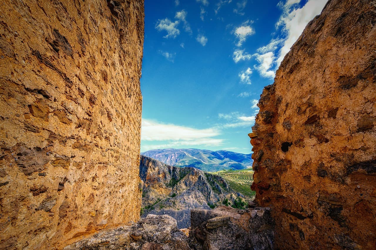 Ruinas de un castillo medieval con vista panorámica, en el chat de Lanjarón
