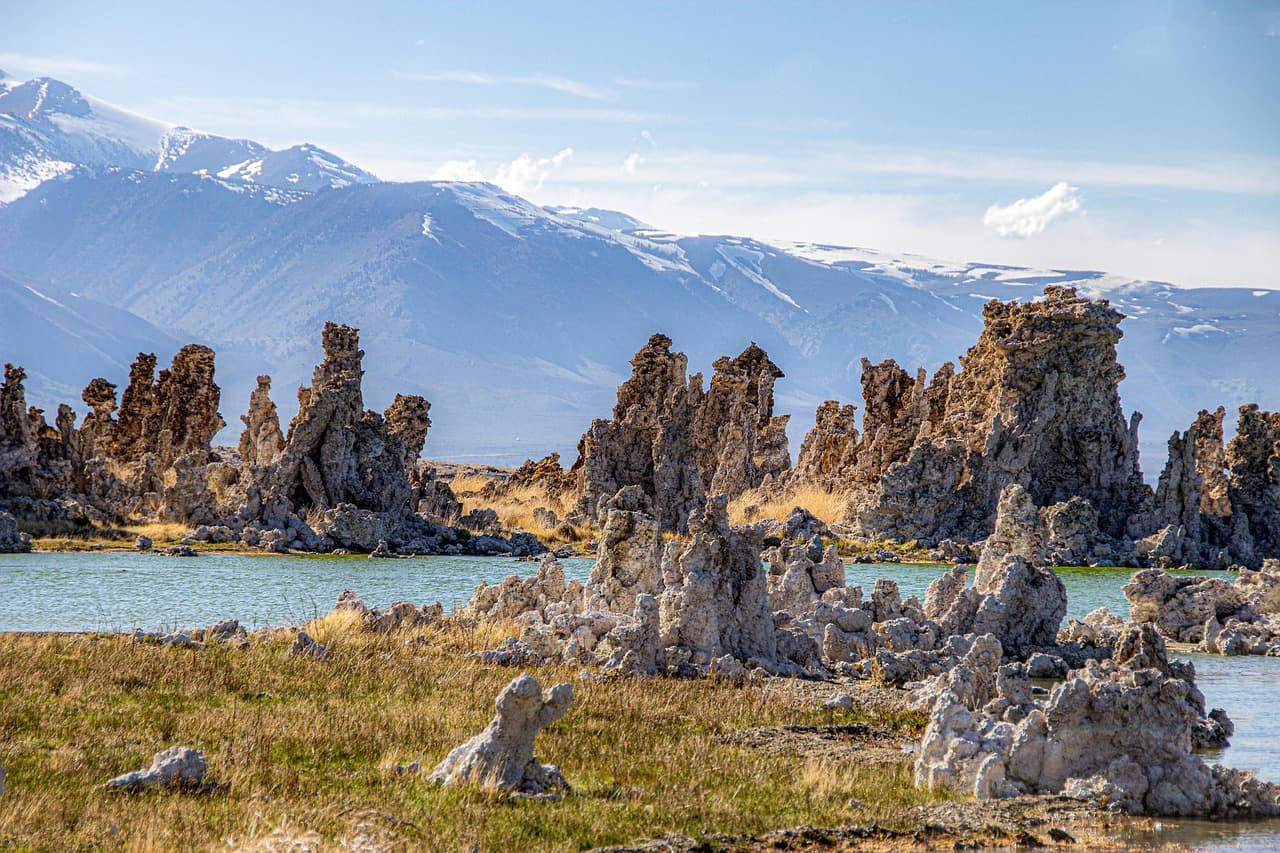 Lago salino con torres de tufa y cielo claro, en la sala de chat de Salinas