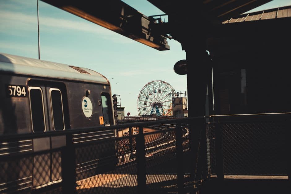 Tren de metro junto a la noria de Coney Island, en el chat de Hayward