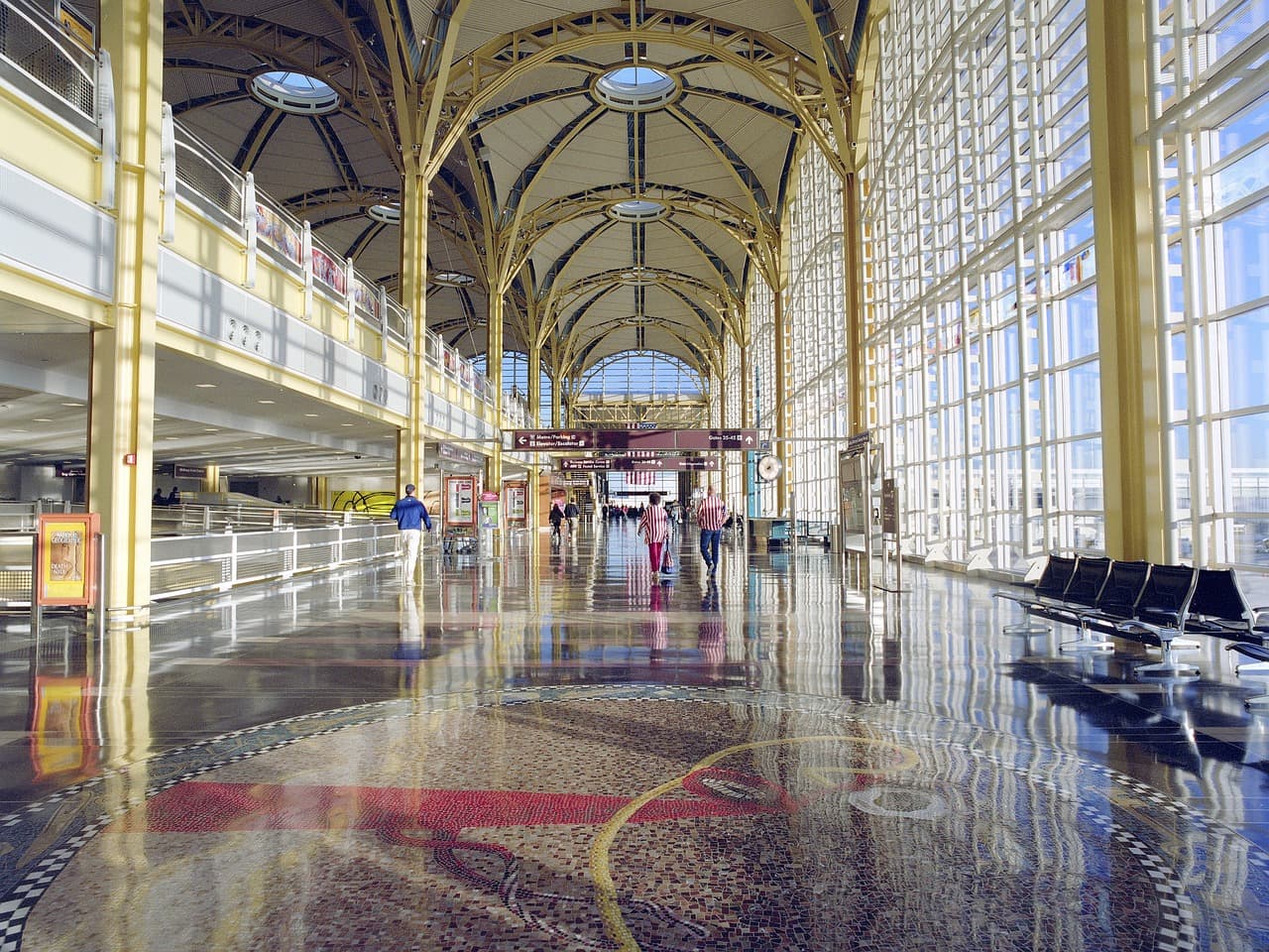 Terminal de aeropuerto con avión junto a la puerta de embarque, en el chat de Alexandria