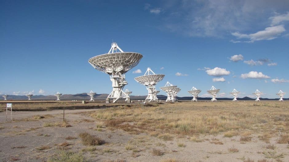 Conjunto de telescopios de radio bajo cielo azul, en el chat de Thornton