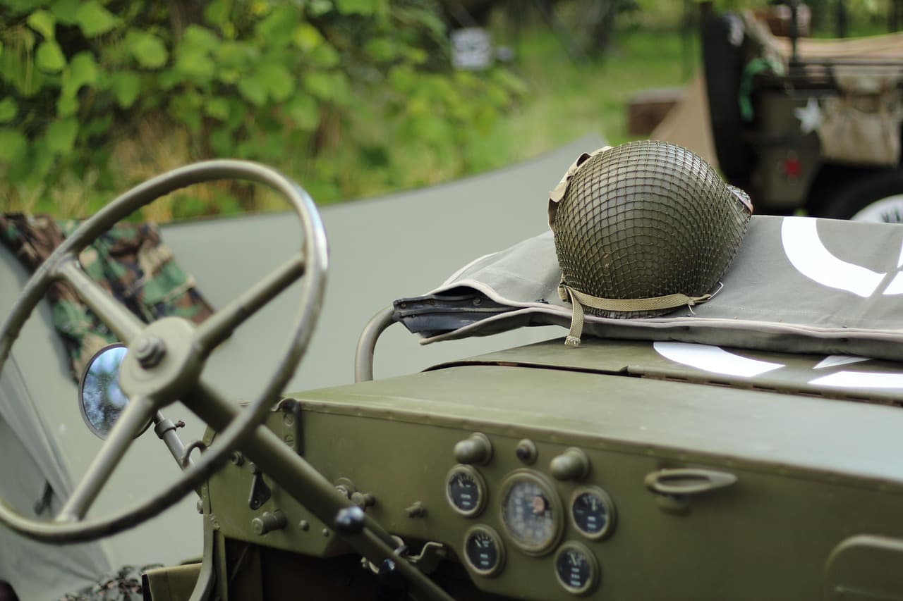 Casco y vehículo militar todoterreno, en el chat de Wheeling