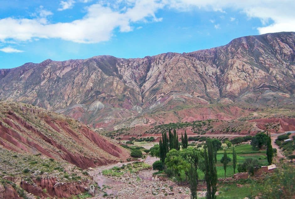 Montañas rocosas bajo un cielo azul, en la sala de chat de Oruro