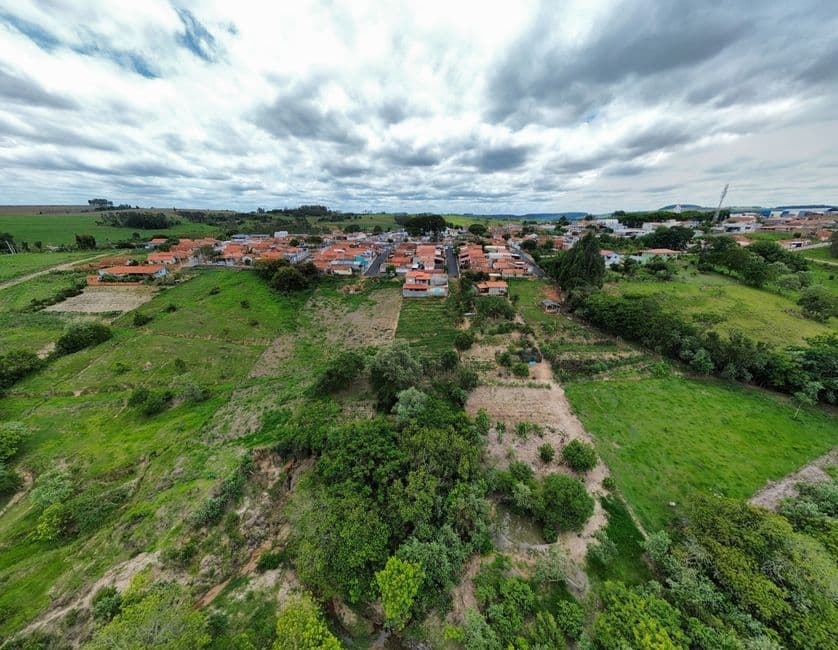 Vista aérea de un pueblo pequeño y tierras de cultivo, en el chat de Guarapuava