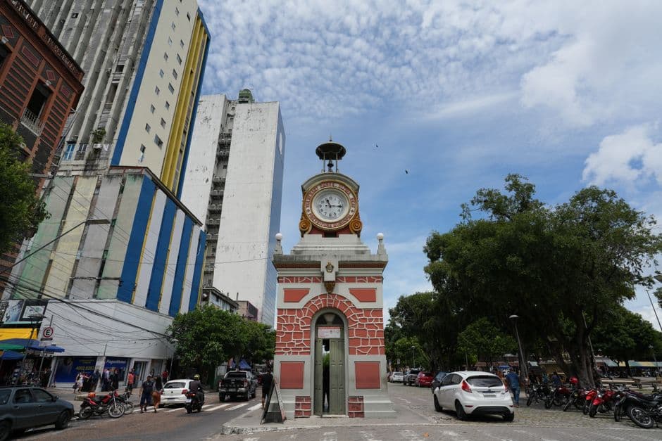 Reloj municipal con torre y campanario frente a edificios, en la sala de chat de Araguaína