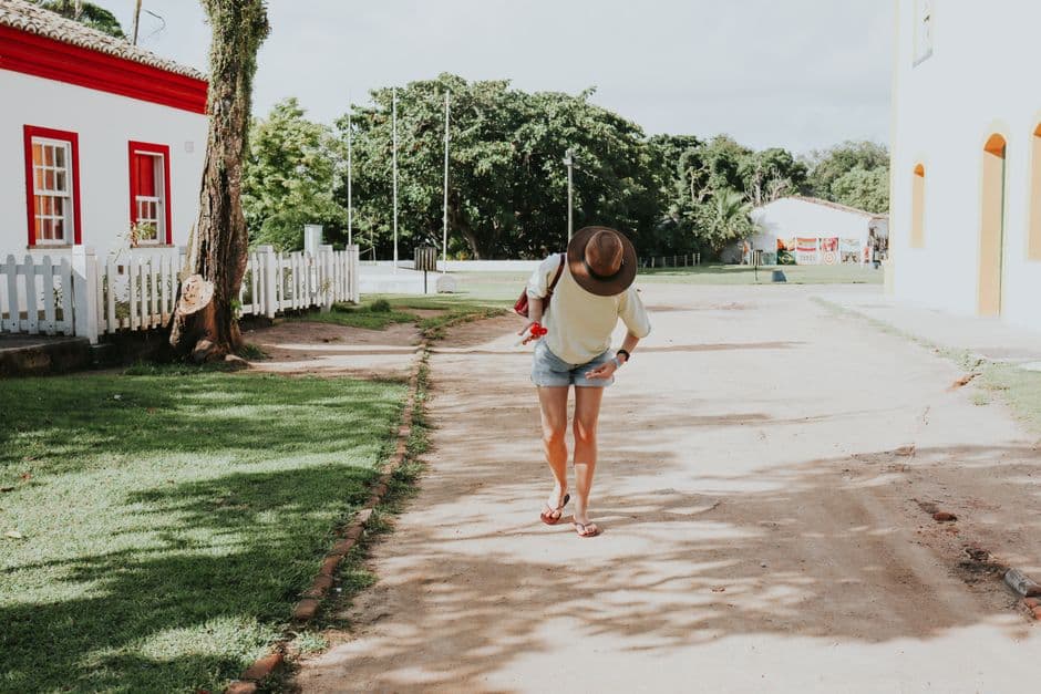 Mujer caminando por la calle de Porto Seguro, en el chat de Porto Seguro