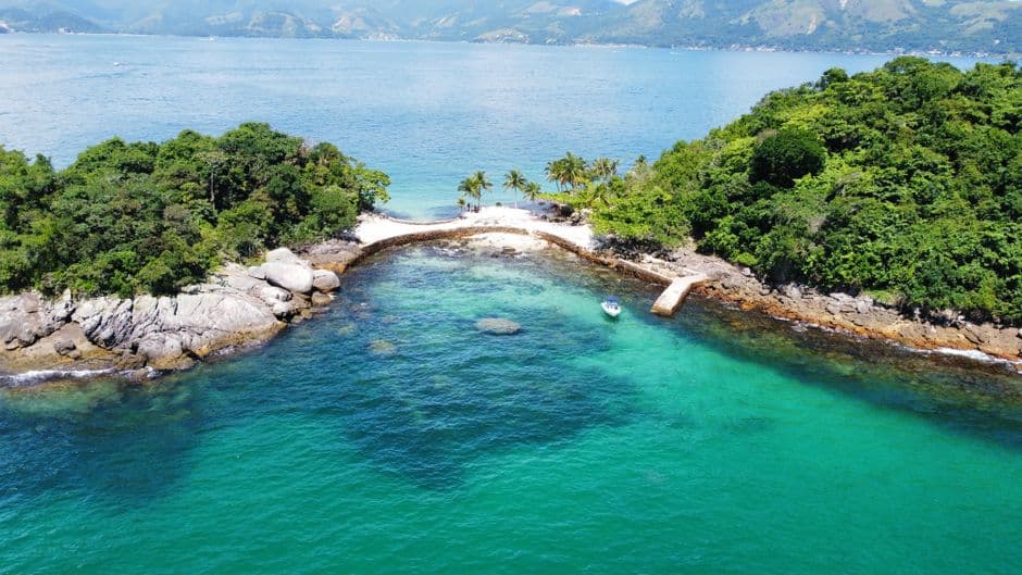 Vista aérea de laguna rodeada de vegetación, en el chat de Angra dos Reis