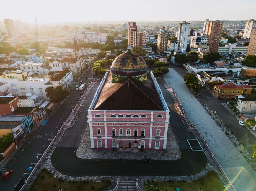 Edificio histórico antiguo en una plaza urbana, en la sala de chat de Mesquita
