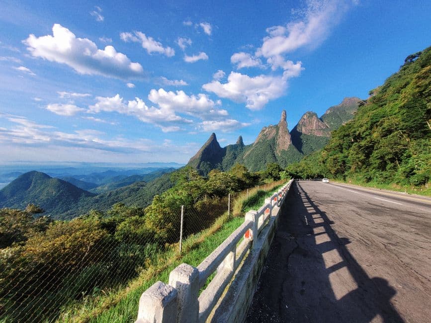 Vista de carretera serpenteante entre montañas altas de Brasil, en el chat de Teresópolis