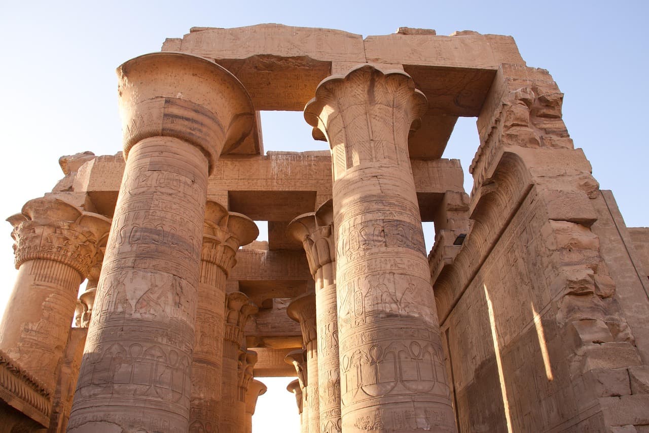 Columnas de un templo egipcio en ruinas, en la sala de chat de Itu