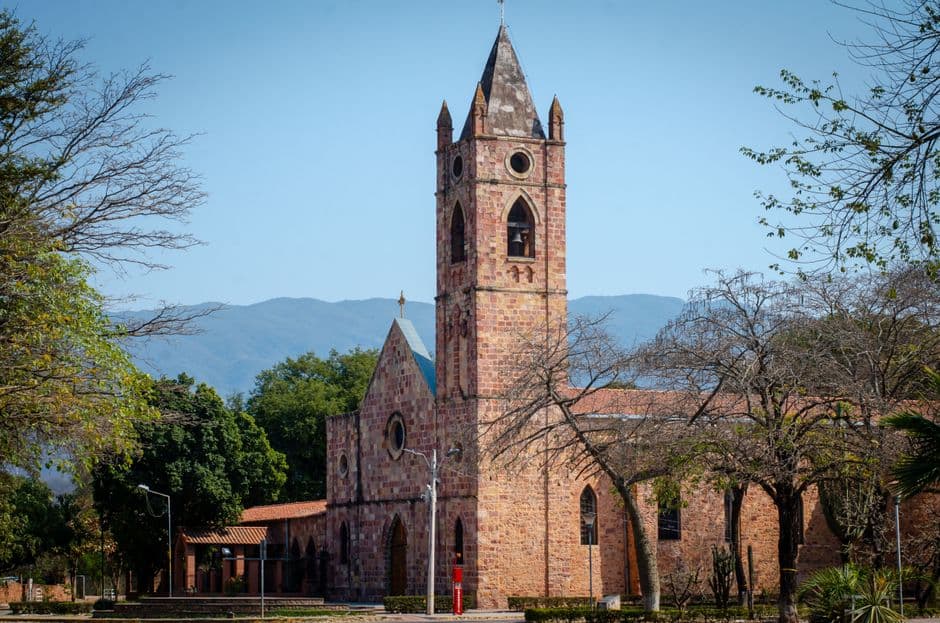 Iglesia histórica en un valle montañoso, en la sala de chat de Tarija