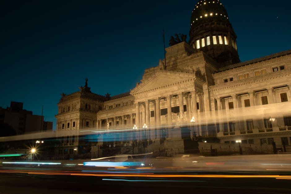 Vista nocturna del edificio del Congreso Nacional argentino, en la sala de chat de Senador Canedo
