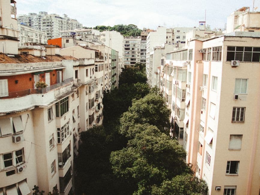 Vista aérea de edificios urbanos y ríos entrelazados, en el chat de Abaetetuba