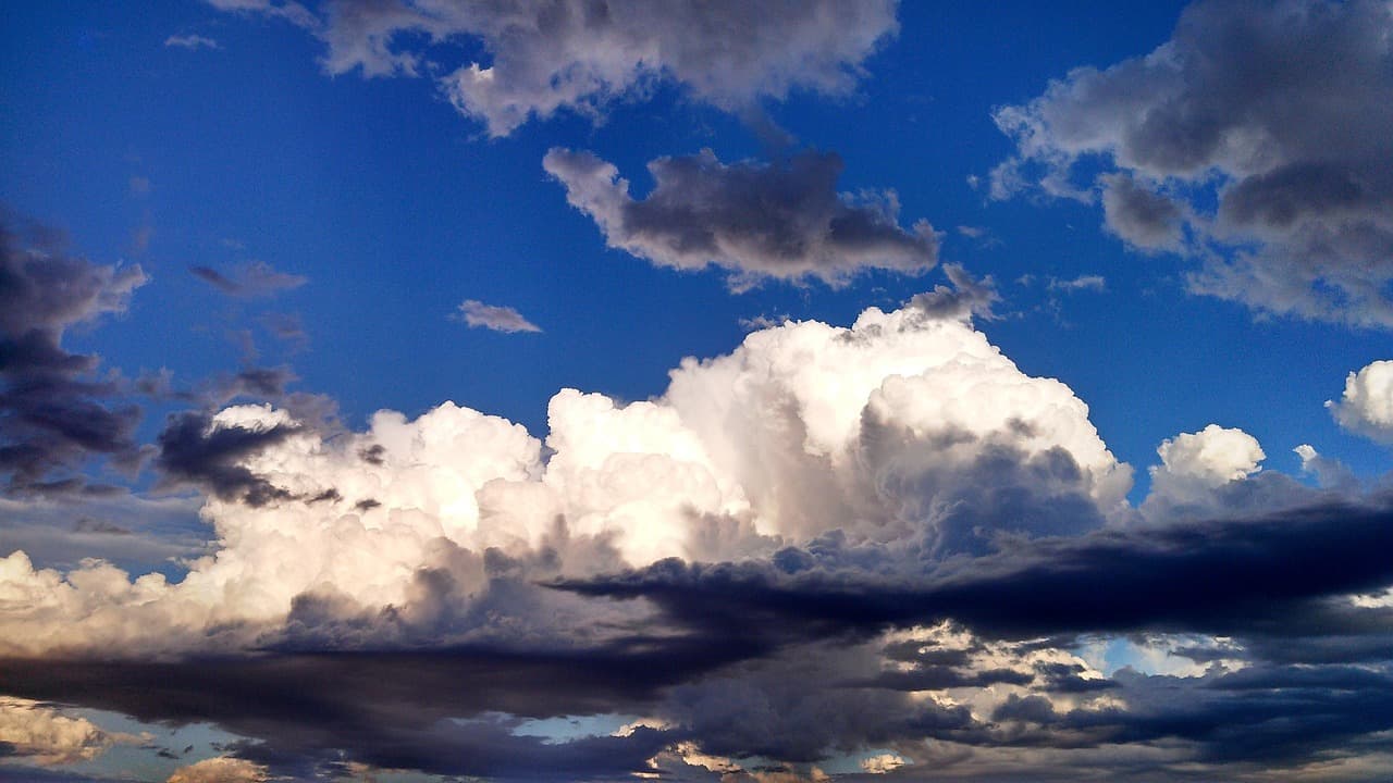Nubes de tormenta oscurecen el cielo sobre el horizonte, en la sala de chat de Haedo