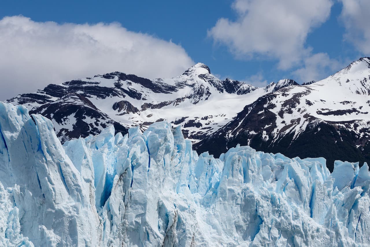 Glaciar y pico nevado sobre acantilado bajo cielo, en la sala de chat de Gobernador Virasoro
