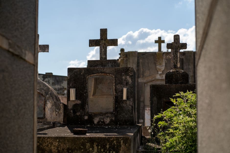 Escena histórica en un cementerio, en el chat de Cruz del Eje