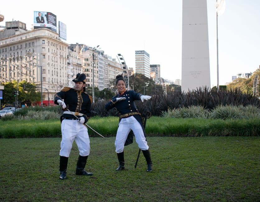 Guardias en uniforme frente al Obelisco de Buenos Aires, en el chat de 9 de Julio