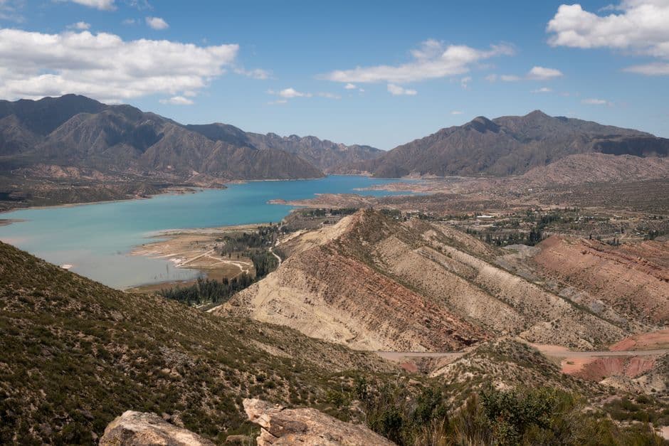 Vista panorámica de montañas y un lago, en el chat de Munro