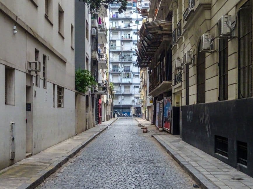 Calle adoquinada en un entorno urbano, en el chat de Saladillo