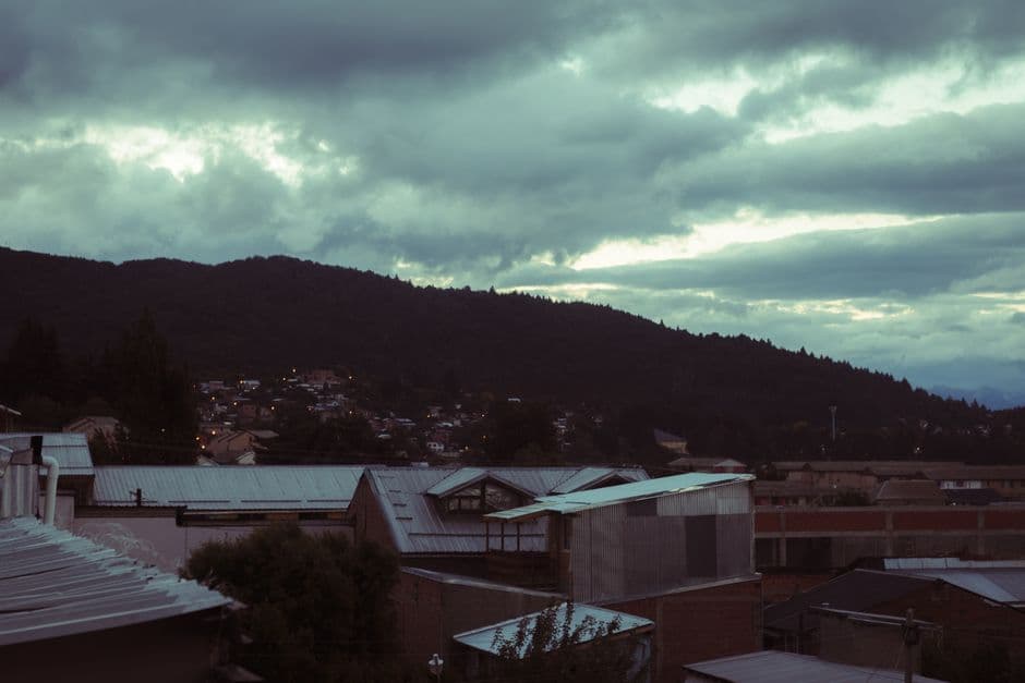 Nube sobre un pueblo al pie de una colina, en el chat de San José de Metán