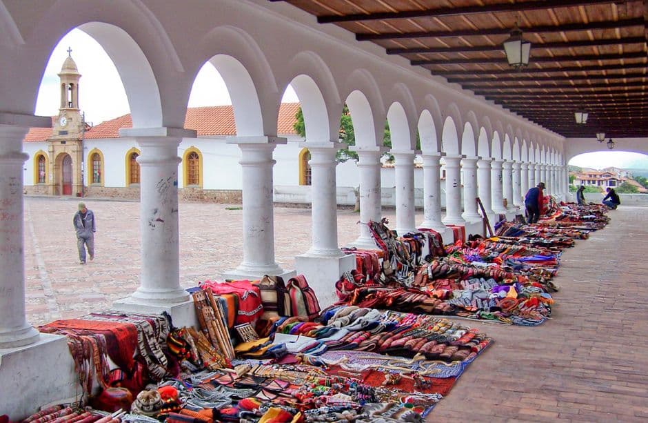 Mercado bajo columnatas en una plaza de la ciudad, en la sala de chat de Cobija