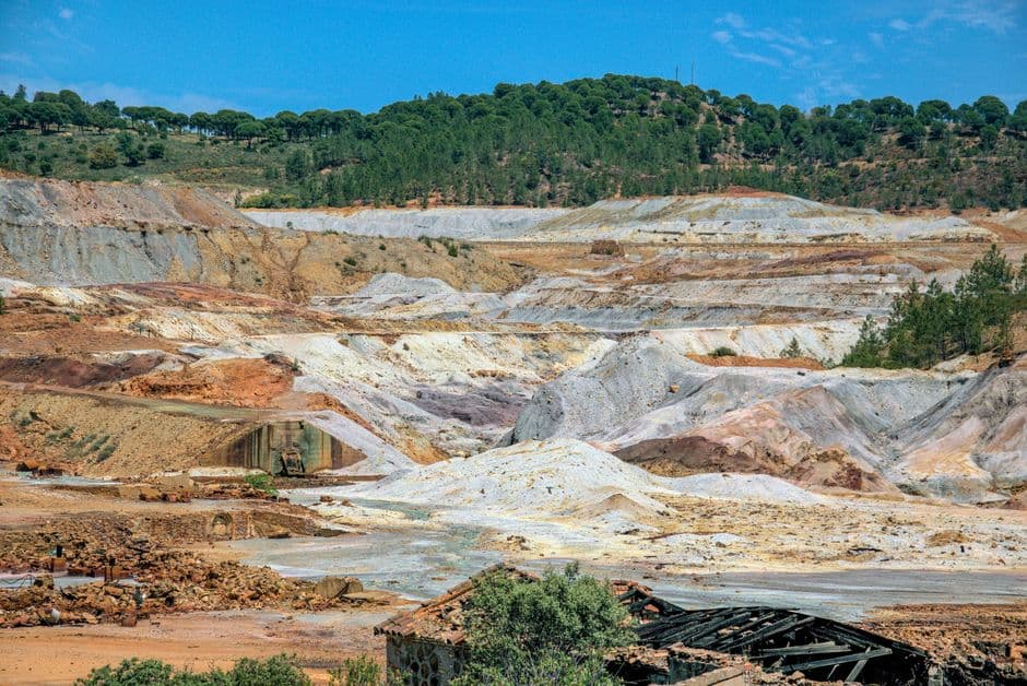 Montones de arena bajo un cielo gris, en la sala de chat de Minas de Riotinto
