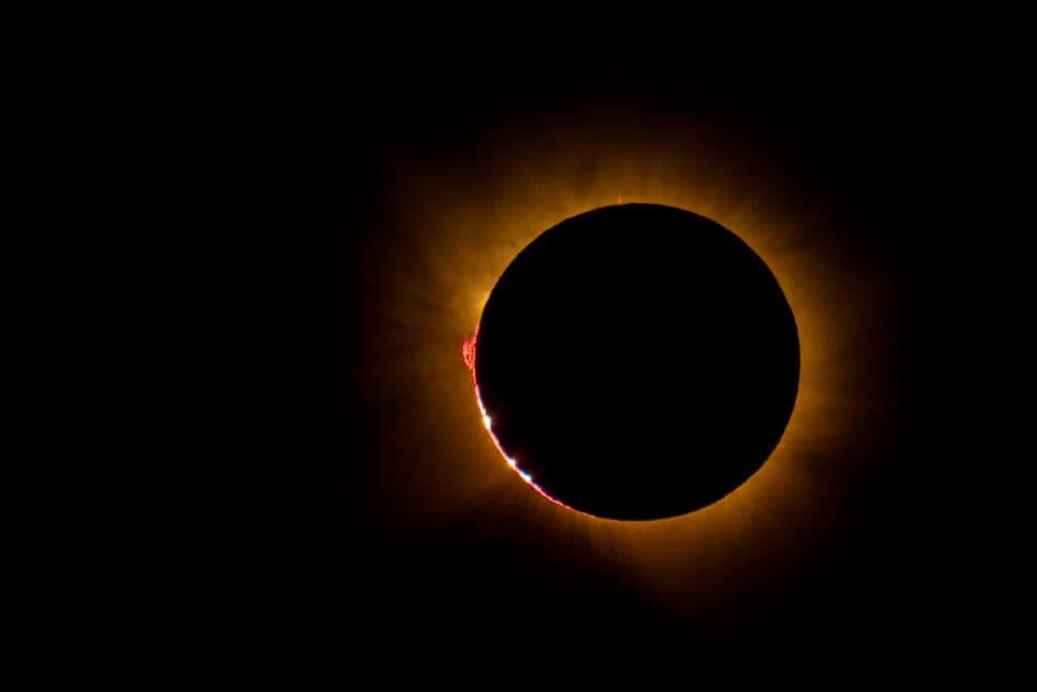 Eclipse solar total con la corona del sol visible, en el chat de Val do Dubra