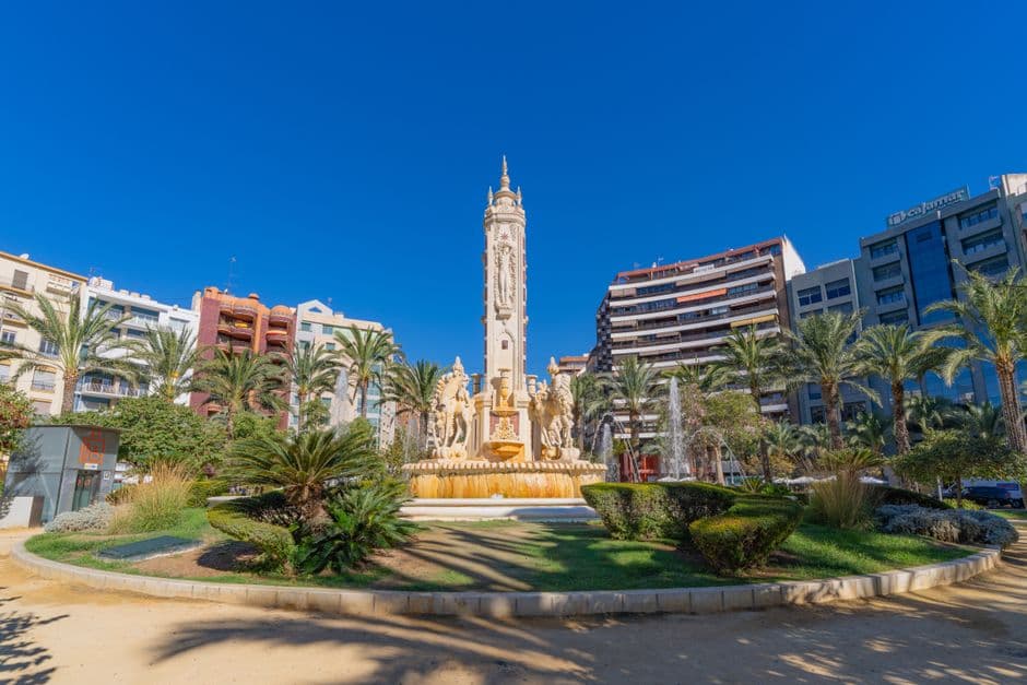 Fuente de los Luceros bajo cielo azul, vista panorámica, en la sala de chat de Benijófar