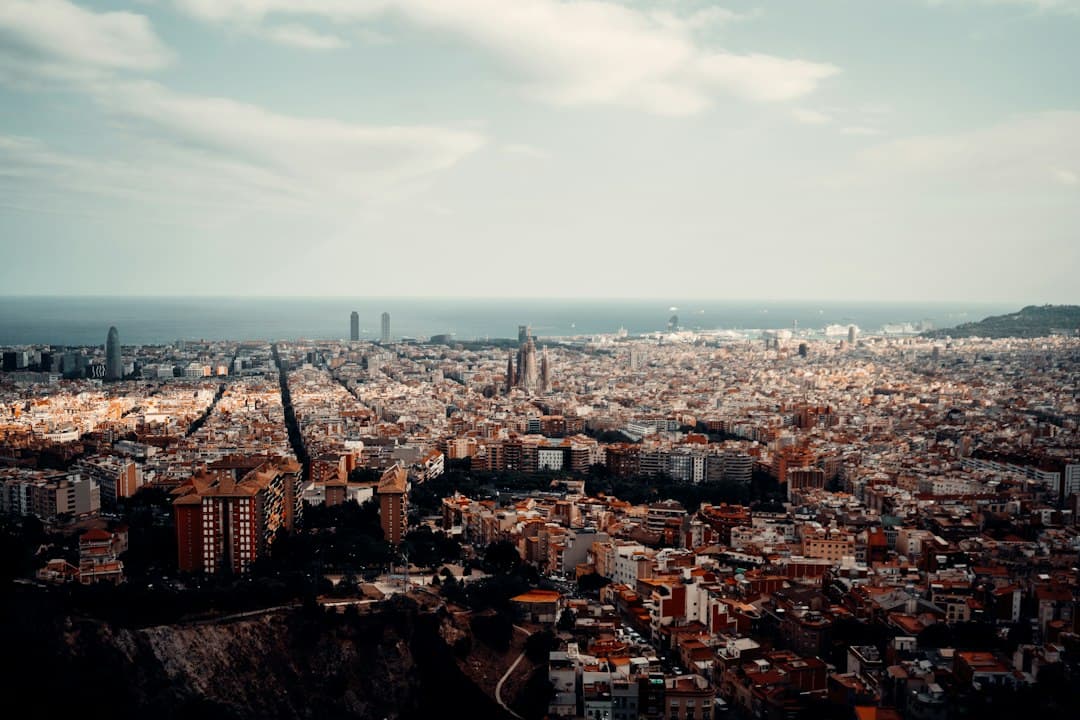 Ciudad con una masa de agua al fondo, en el chat de Sant Hipòlit de Voltregà