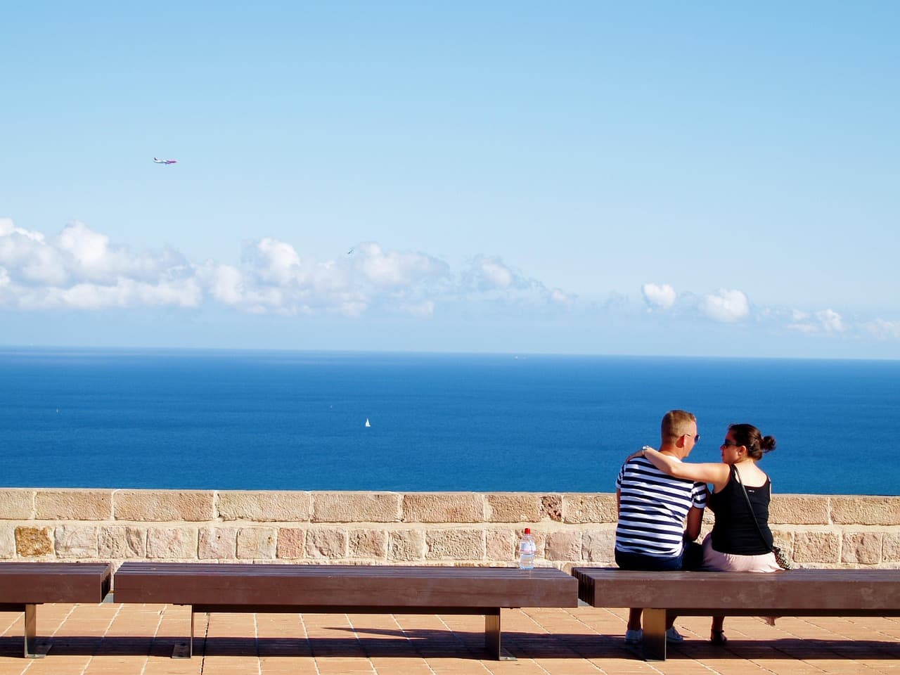 Una pareja se abraza sonriendo en un parque, en la sala de chat de Cariño
