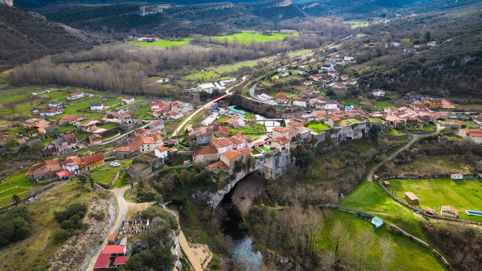 Vista aérea del pueblo de Puentedey, tejados rojos, en la sala de chat de Los Molares