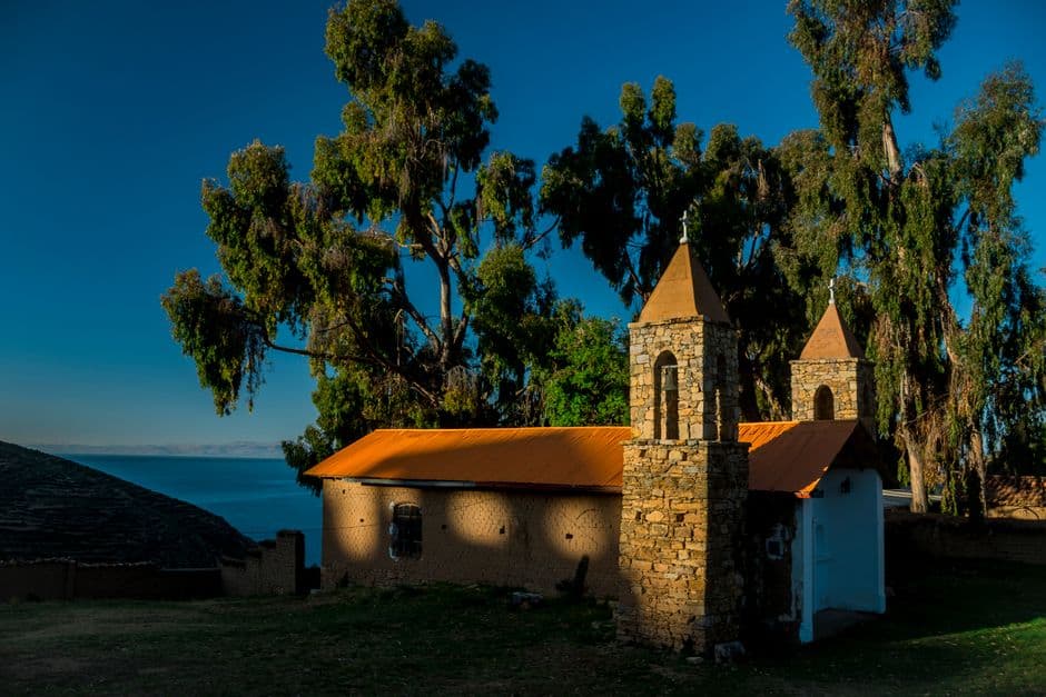 Catedral de piedra marrón en la sala de chat de Villazón