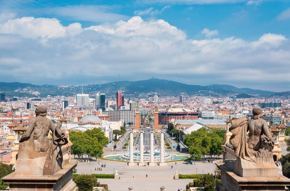 Rascacielos y edificios modernos bajo un cielo azul, en la sala de chat de Calaf