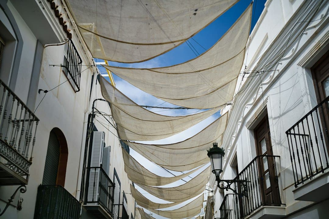 Calle estrecha con numerosas ventanas y un farol iluminado, en la sala de chat de Alcoletge