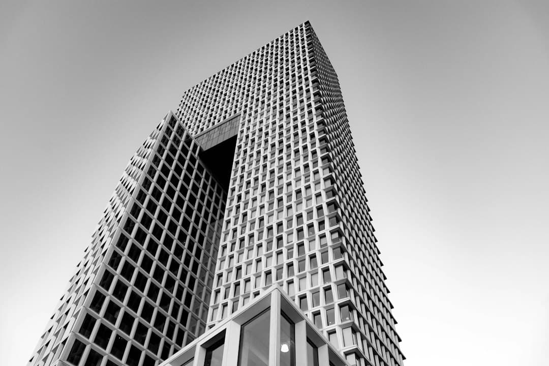 Edificio de concreto grisáceo con fachada angular y ventanas pequeñas, en el chat de Worth