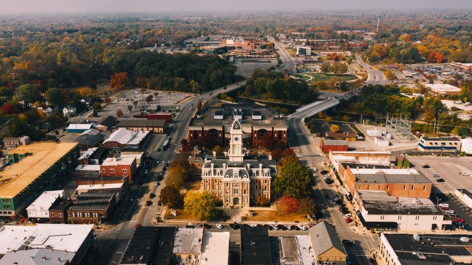 Casas antiguas cerca de carreteras con hojas de otoño, en la sala de chat de Murfreesboro