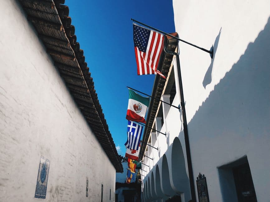 Fachada de un restaurante mexicano con banderas colgadas, en el chat de Pasadena