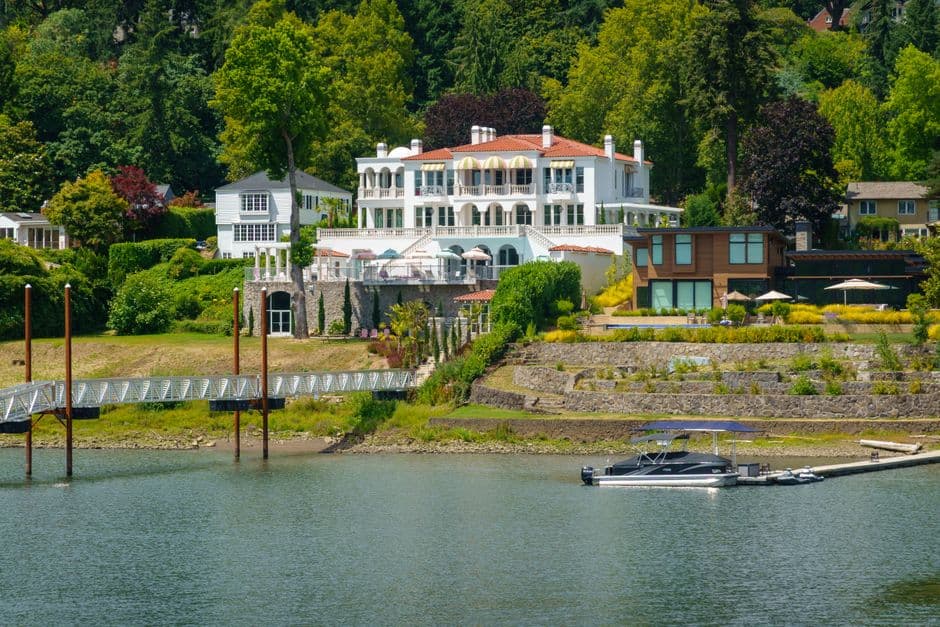 Villa lujosa junto al agua con vista panorámica de montañas, en el chat de Bellevue