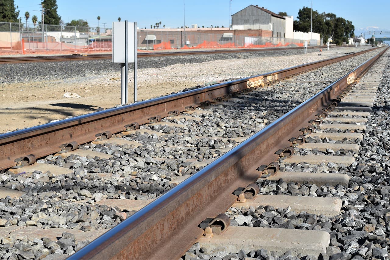 Vías de ferrocarril entre nubes de humo y almacenes, en la sala de chat de Pomona
