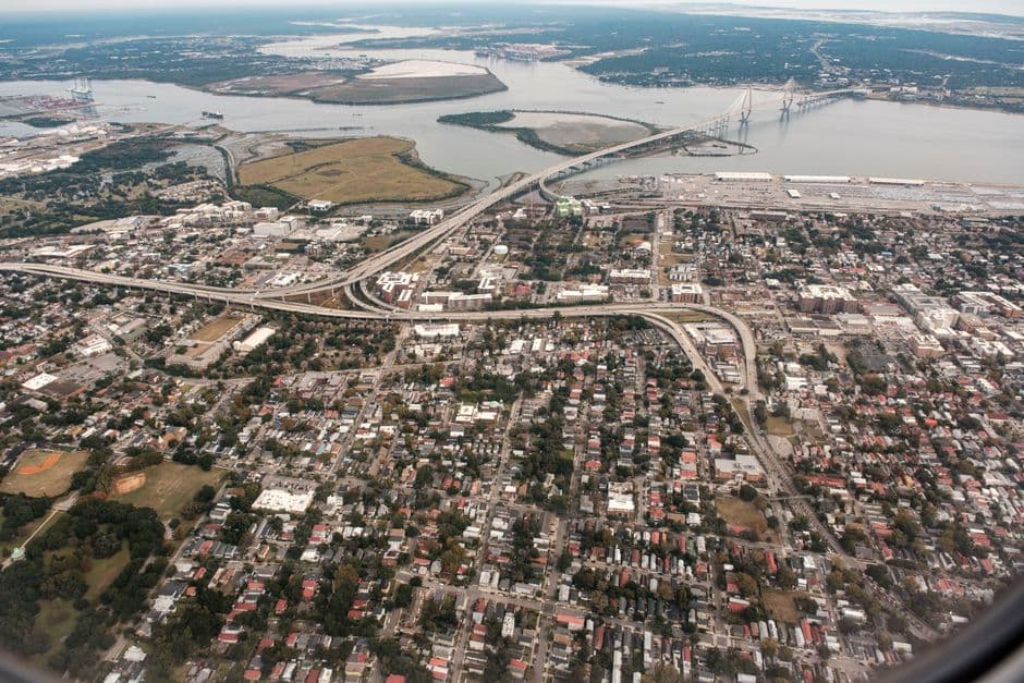 Vista aérea de edificios urbanos y un río serpenteante, en la sala de chat de Charleston