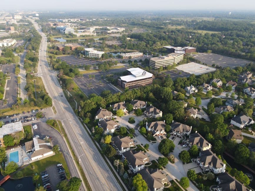 Vista aérea de una ciudad con ríos y bloques residenciales, en el chat de Naperville